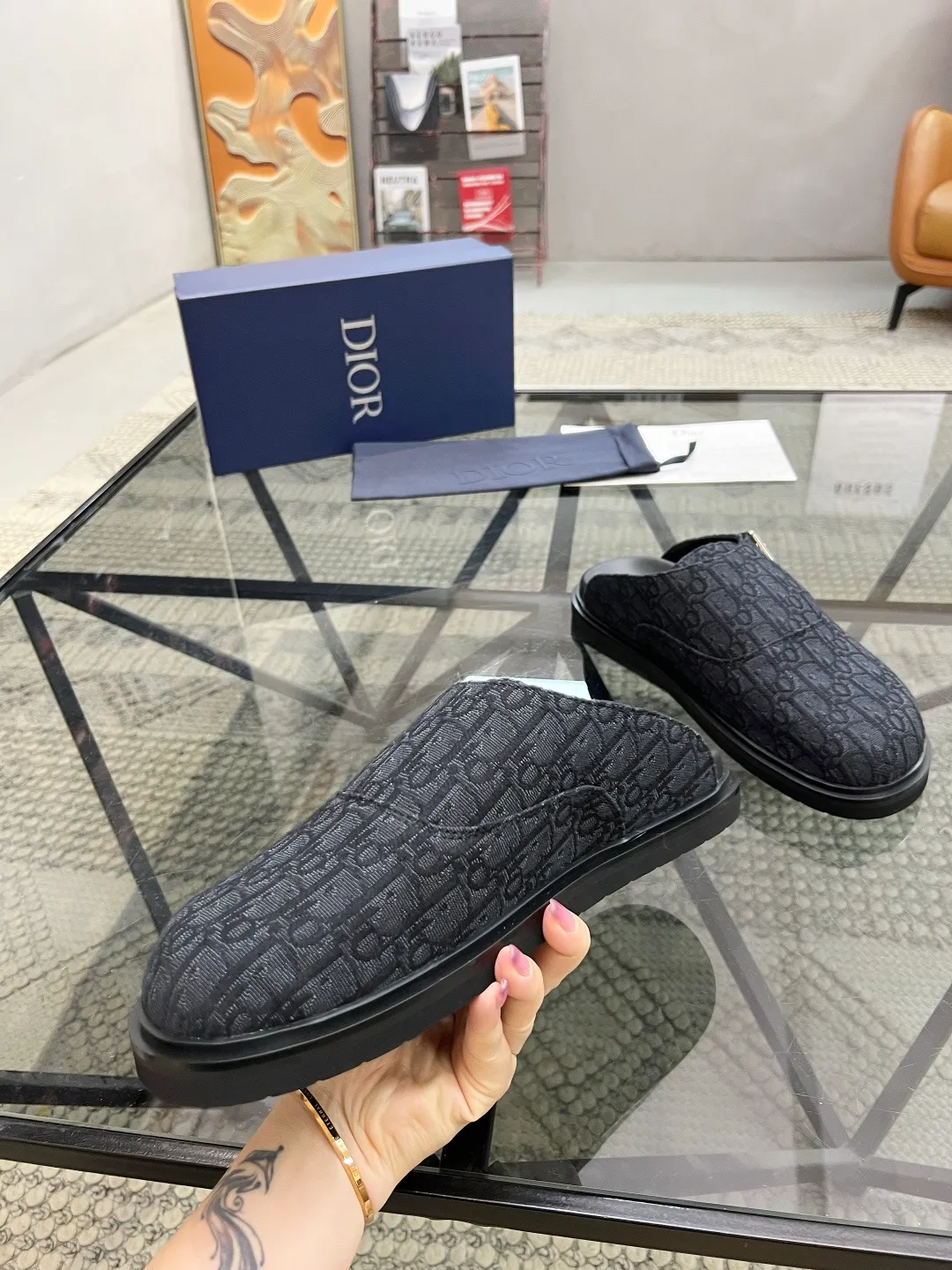 Men's Men's Shoes 💰340 [New Style] 🐝🐝2025ss Dior's latest men's slippers are a must-have. Dior Alias ​​Men's Genuine Leather Slippers This summer new Alias ​​sandal embodies a casual and elegant style. Carefully crafted from grained cow leather and Oblique printed fabric, with cowhide lining! Cross-strap design with metal-clad brass CD Diamond logo. The imported cowhide leather and rubber sole adds sophistication and comfort, while Oblique print-effect anti-slip panels add style. Code: 38-44 (45 can be customized